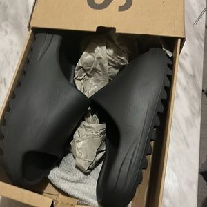 I’m selling Yeezy slides , for men size 8
